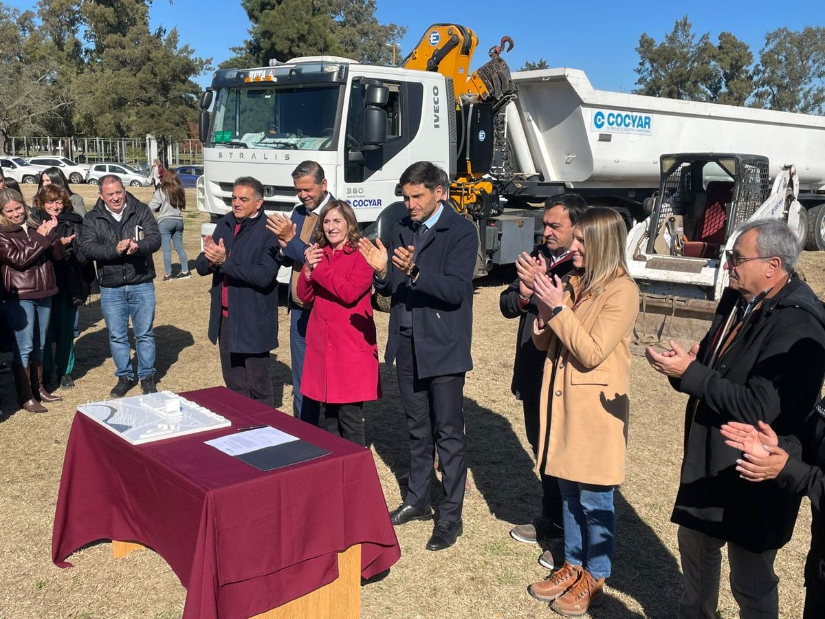 El gobernador Pullaro participó del inicio de las obras en el Parque Garay.