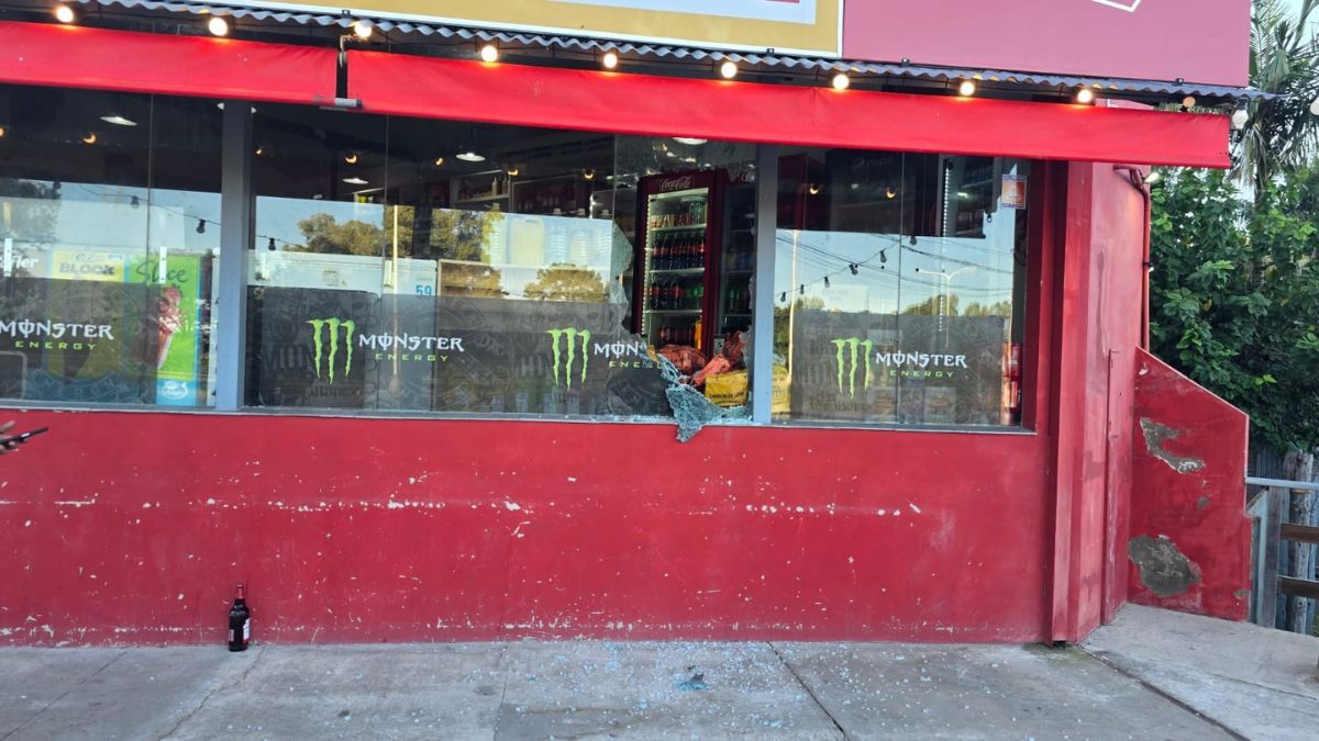 Así quedó el frente del kiosco tras el ataque. Así quedó el frente del kiosco tras el ataque.