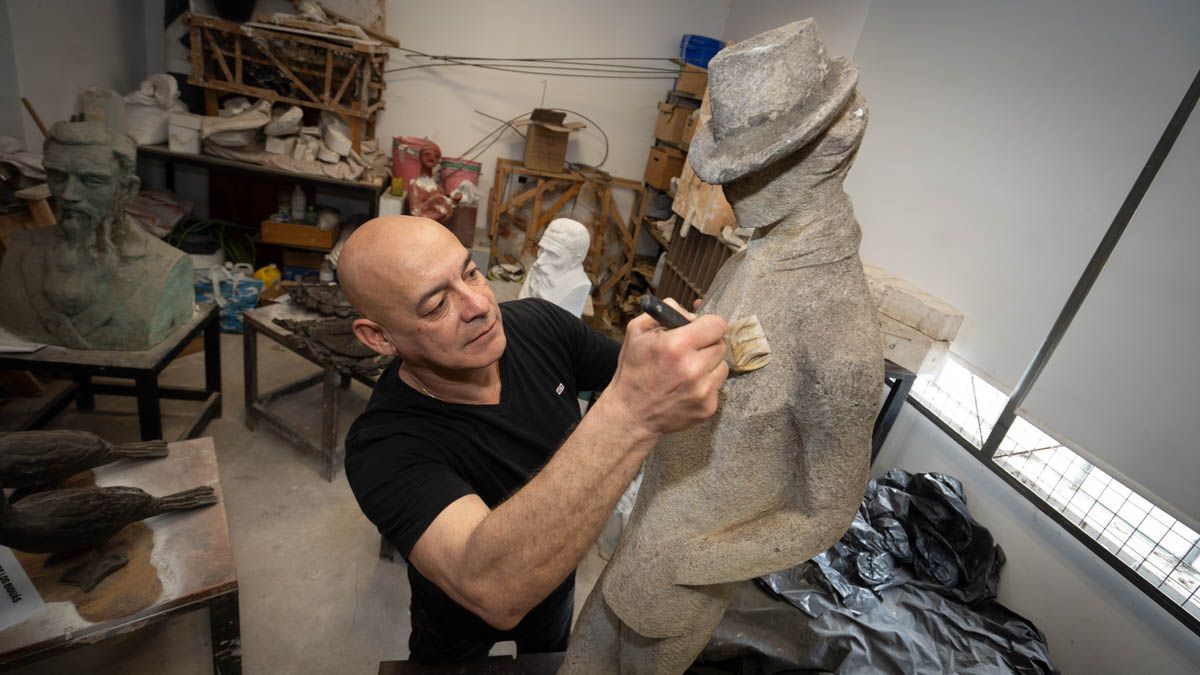 La restauración de obras puede realizarse in situ o ser trasladadas al taller ubicado en la Estación Belgrano. La restauración de obras puede realizarse in situ o ser trasladadas al taller ubicado en la Estación Belgrano.