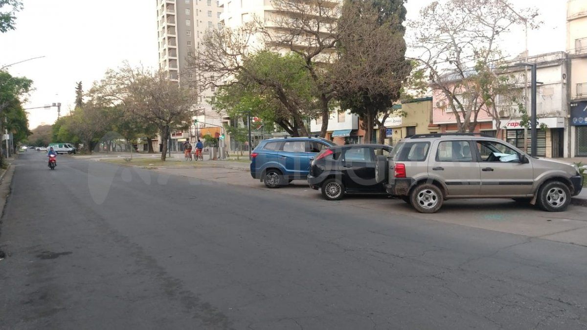 Autos vandalizados en avenida Freyre.