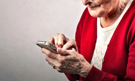 La señora mayor domina ahora las tecnologías y le dedicó un divertido reclamo a todos sus familiares a través de Whatsapp. La señora mayor domina ahora las tecnologías y le dedicó un divertido reclamo a todos sus familiares a través de Whatsapp.