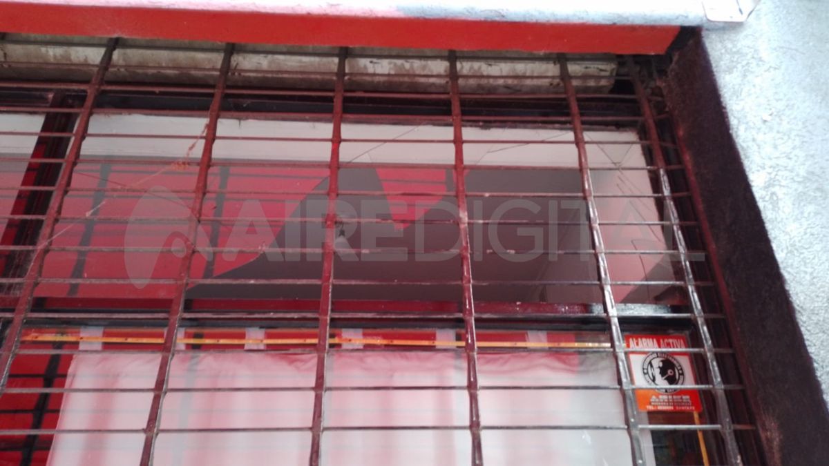 Así quedó la vidriera del almacén atacado este sábado por la madrugada.