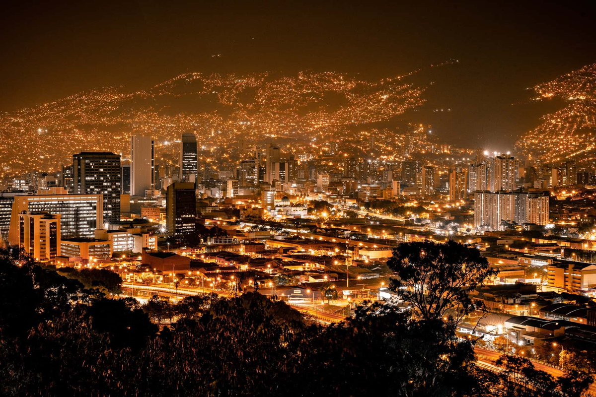 "La Ciudad de la Eterna Primavera", como se conoce a Medellín, goza de una bulliciosa y apasionante vida nocturna. 