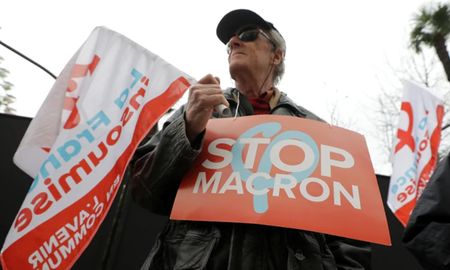 Un manifestante sostiene una pancarta que dice Stop Macron (Detengan a Macron) durante una manifestación contra los planes de reforma de pensiones del gobierno francés en Niza como parte de un día de huelga nacional y protestas en Francia, 5 de diciembre de 2019. Un manifestante sostiene una pancarta que dice Stop Macron (Detengan a Macron) durante una manifestación contra los planes de reforma de pensiones del gobierno francés en Niza como parte de un día de huelga nacional y protestas en Francia, 5 de diciembre de 2019.