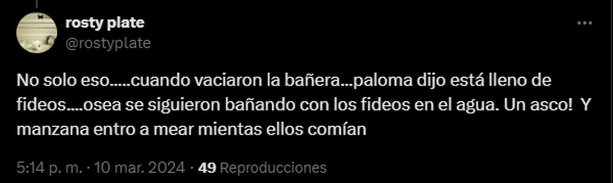Los hermanitos siguieron comiendo los fideos en el baño a pesar de que Manzana fue a hacer sus necesidades. Los hermanitos siguieron comiendo los fideos en el baño a pesar de que Manzana fue a hacer sus necesidades.