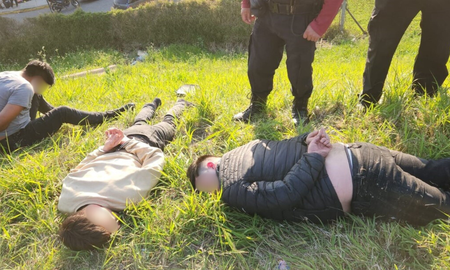 Tres jóvenes oriundos del país vecino de Chile fueron detenidos con un inhibidor de señal y por circular en una camioneta robada, en autopista 25. Tres jóvenes oriundos del país vecino de Chile fueron detenidos con un inhibidor de señal y por circular en una camioneta robada, en autopista 25.