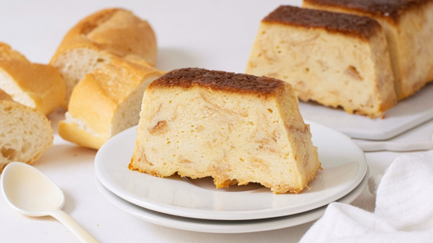 La receta para hacer budín de pan casero, húmedo y con caramelo.