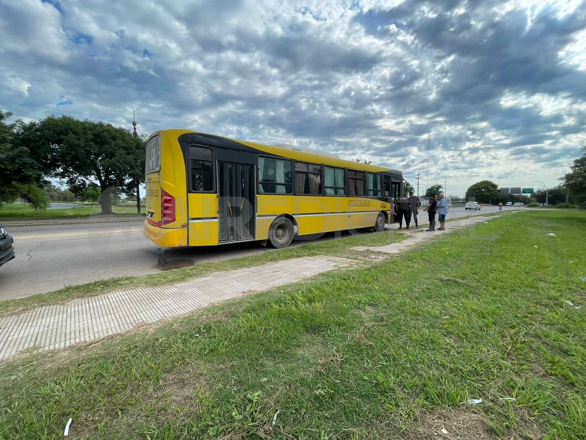 La víctima del asalto quedó sentada en uno de los escalones del colectivo casi una hora, aguardando la llegada de la ambulancia. La víctima del asalto quedó sentada en uno de los escalones del colectivo casi una hora, aguardando la llegada de la ambulancia.