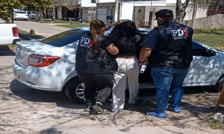 Policías de la PDI al detener a la sospechosa del homicidio. Policías de la PDI al detener a la sospechosa del homicidio.