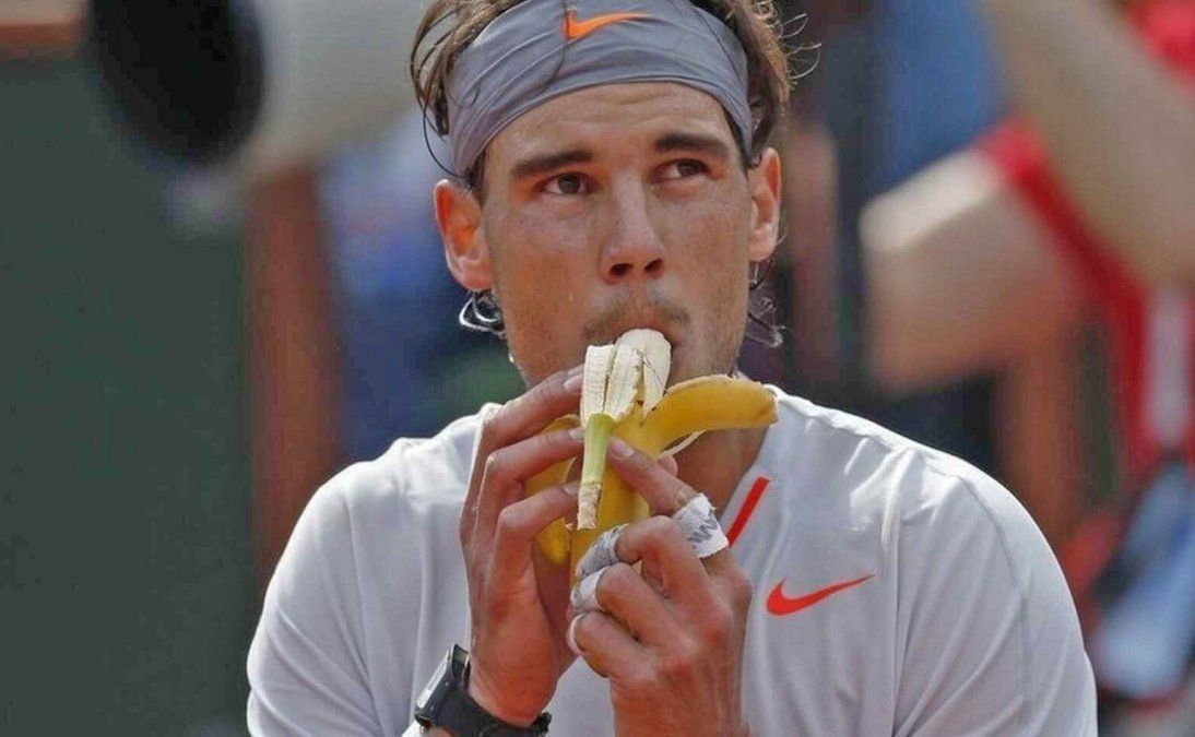 Rafa Nadal es uno de los deportistas al que siempre podemos ver consumir esta fruta durante el descanso.