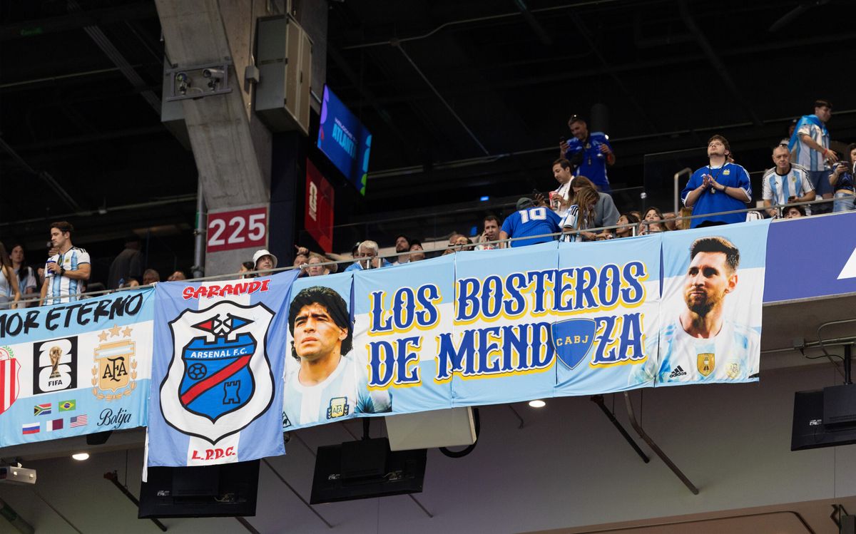Las tribunas del estadio se tiñeron de celeste y blanco con distintas banderas llevadas por los hinchas argentinos durante el duelo ante Inglaterra. Las tribunas del estadio se tiñeron de celeste y blanco con distintas banderas llevadas por los hinchas argentinos durante el duelo ante Inglaterra.