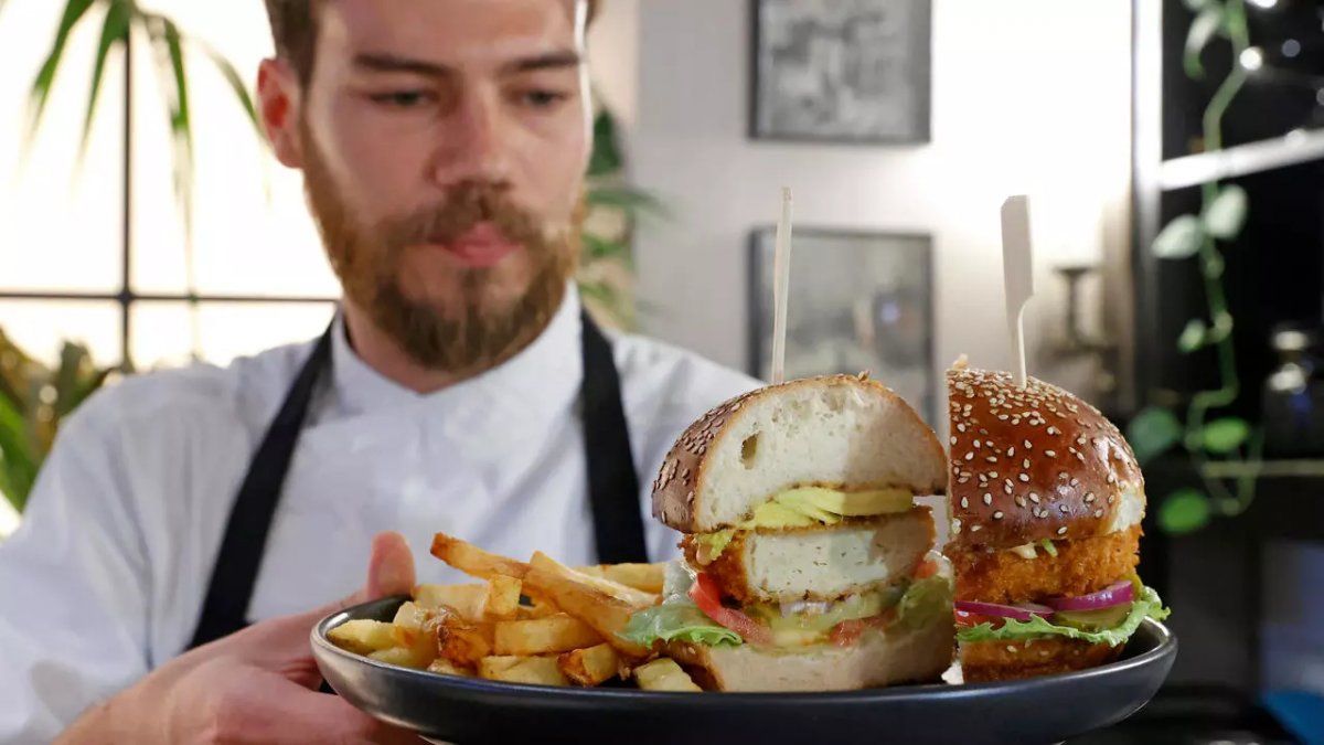 Un restaurante sirve gratis hamburguesas de pollos fabricados en laboratorio