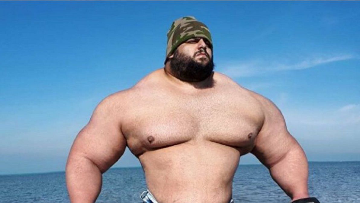 El Hulk iraní perfora muros de concreto con los puños a modo entrenamiento para su pelea con Martyn Ford.