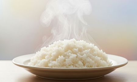 Los chefs españoles coinciden: El arroz blanco no se hace con agua, sino con 3 ajos y 2 hojas de laurel. Los chefs españoles coinciden: El arroz blanco no se hace con agua, sino con 3 ajos y 2 hojas de laurel.
