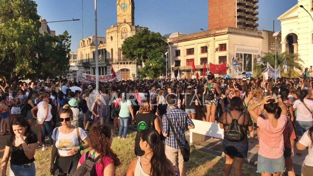 La plaza 1° de Mayo de Paraná repleta de mujeres concentradas antes de comenzar la marcha. 