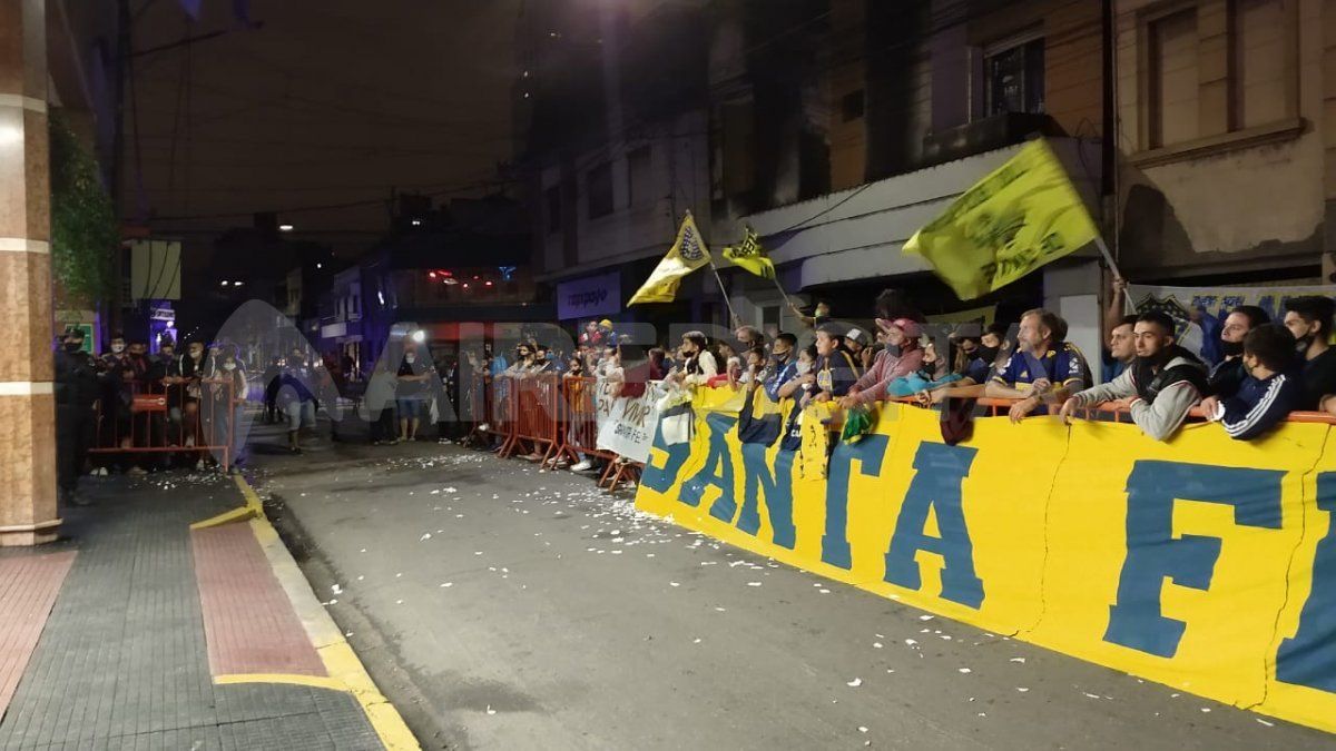 Los hinchas de Boca alentando al equipo cuando juega en Santa Fe.