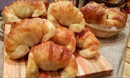 Medialunas dulces de manteca caseras para disfrutar en el desayuno.