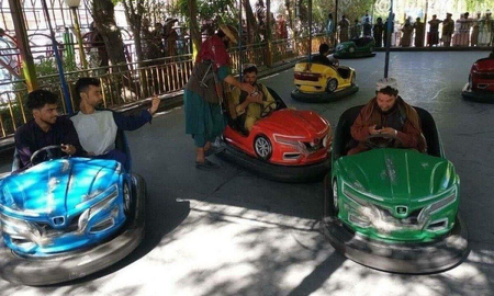 Los videos de un grupo de talibanes en un parque de diversiones tras la toma de Afganistán Los videos de un grupo de talibanes en un parque de diversiones tras la toma de Afganistán