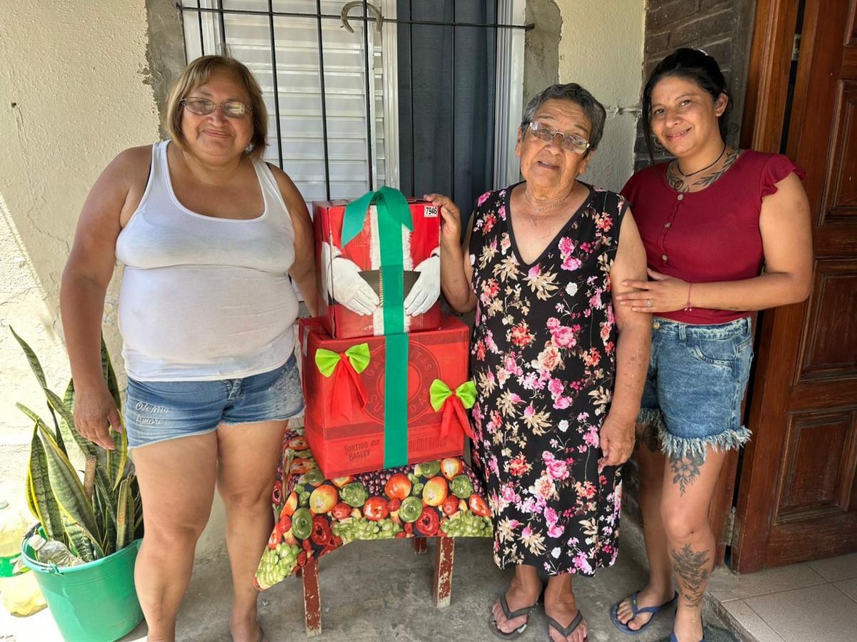 El móvil de AIRE recorrió la ciudad en búsqueda de cajas solidarias de oyentes. El móvil de AIRE recorrió la ciudad en búsqueda de cajas solidarias de oyentes.