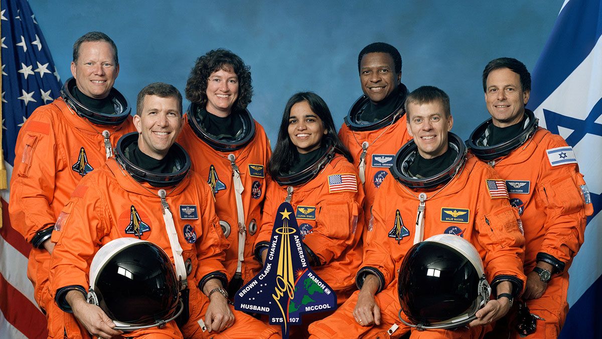 Los siete miembros de la tripulación STS-107. Sentados al frente están los astronautas Rick D. Husband (izquierda)