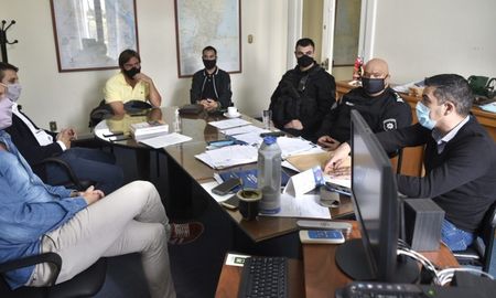 Facundo Bustos, coordinador del Ministerio de Seguridad y Fernando Peverengo, Secretario de Control y Convivencia Ciudadana de la Municipalidad de Santa Fe, explicaron como será el desarrollo de los operativos preventivos de seguridad por el día de la primavera. Facundo Bustos, coordinador del Ministerio de Seguridad y Fernando Peverengo, Secretario de Control y Convivencia Ciudadana de la Municipalidad de Santa Fe, explicaron como será el desarrollo de los operativos preventivos de seguridad por el día de la primavera.