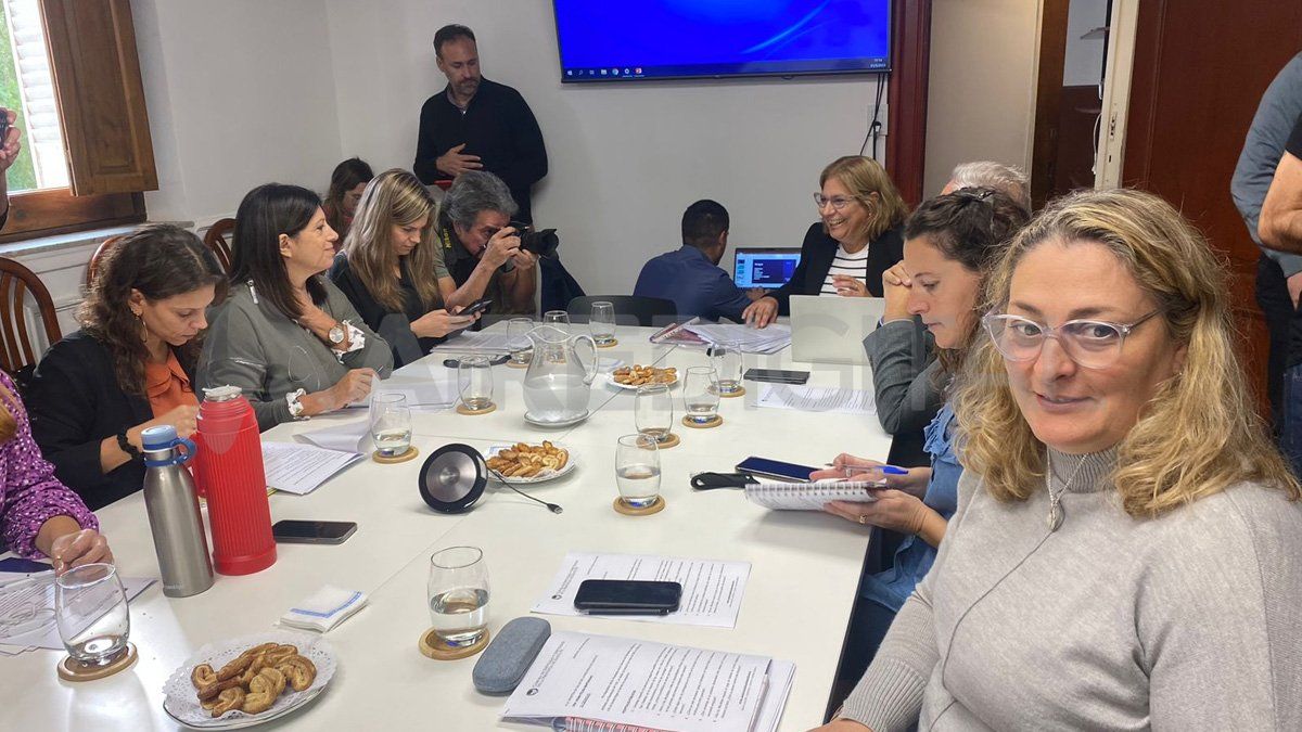 La Cámara de Diputados de Santa Fe citó a una reunión informativa a la ministra de Salud Sonia Martorano por el brote de dengue en la provincia. La Cámara de Diputados de Santa Fe citó a una reunión informativa a la ministra de Salud Sonia Martorano por el brote de dengue en la provincia.