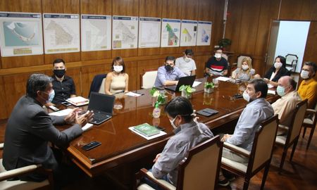 El gobernador de Chaco, Jorge Capitanich, con el presidente del Instituto del Deporte Chaqueño (IDCh) Osvaldo Pérez Cuevas, la titular del Instituto de Cultura, Mariela Quirós, y el presidente del Instituto Turismo, Ariel Ybarra. El gobernador de Chaco, Jorge Capitanich, con el presidente del Instituto del Deporte Chaqueño (IDCh) Osvaldo Pérez Cuevas, la titular del Instituto de Cultura, Mariela Quirós, y el presidente del Instituto Turismo, Ariel Ybarra.