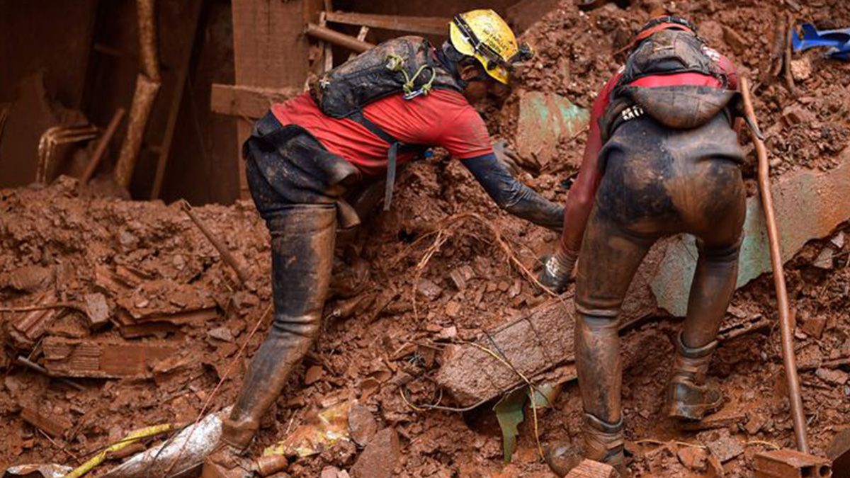 Los bomberos trabajan para rescatar v&iacute;ctimas en las viviendas que fueron afectadas por los aludes.