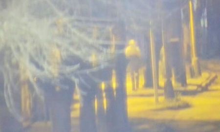 El hombre fue registrado por las cámaras de seguridad del Centro de Monitoreo Municipal. El hombre fue registrado por las cámaras de seguridad del Centro de Monitoreo Municipal.