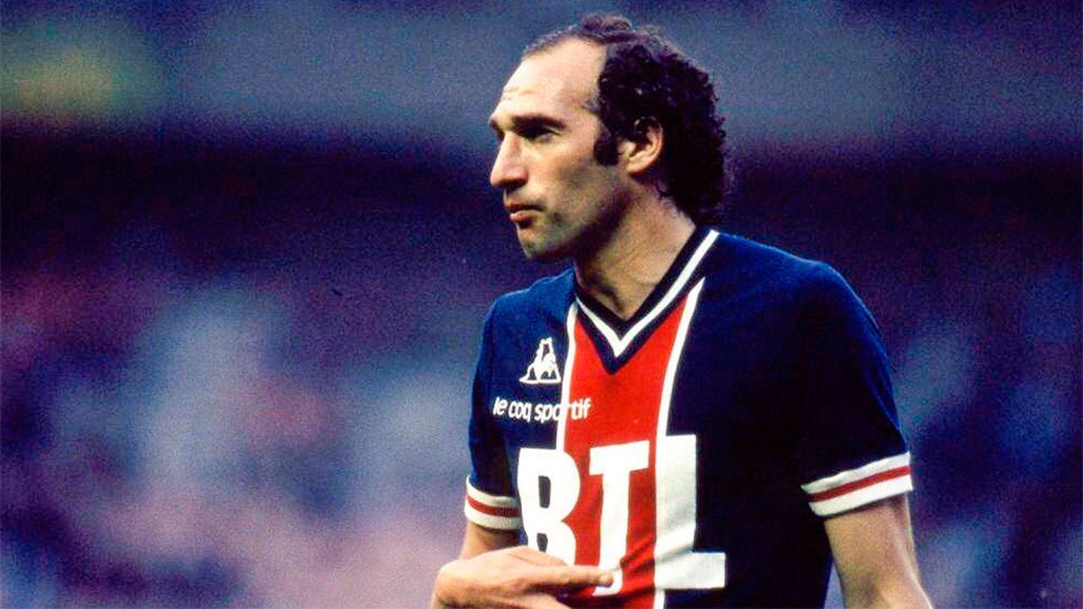 Carlos Bianchi jug&oacute; en Paris Saint-Germain en la d&eacute;cada de los 70. Es considerado un &iacute;dolo gracias a la capacidad goleadora que demostr&oacute; durante sus a&ntilde;os como jugador del conjunto franc&eacute;s.