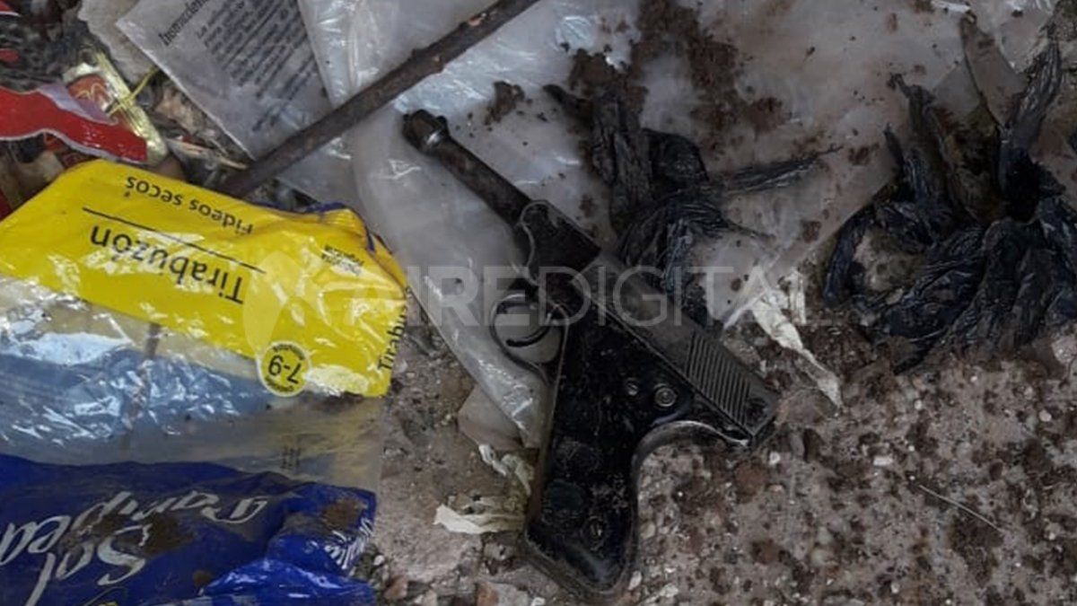 En una ca&ntilde;er&iacute;a. El lugar donde fue hallado el armamento que ten&iacute;a un cargador.&nbsp;