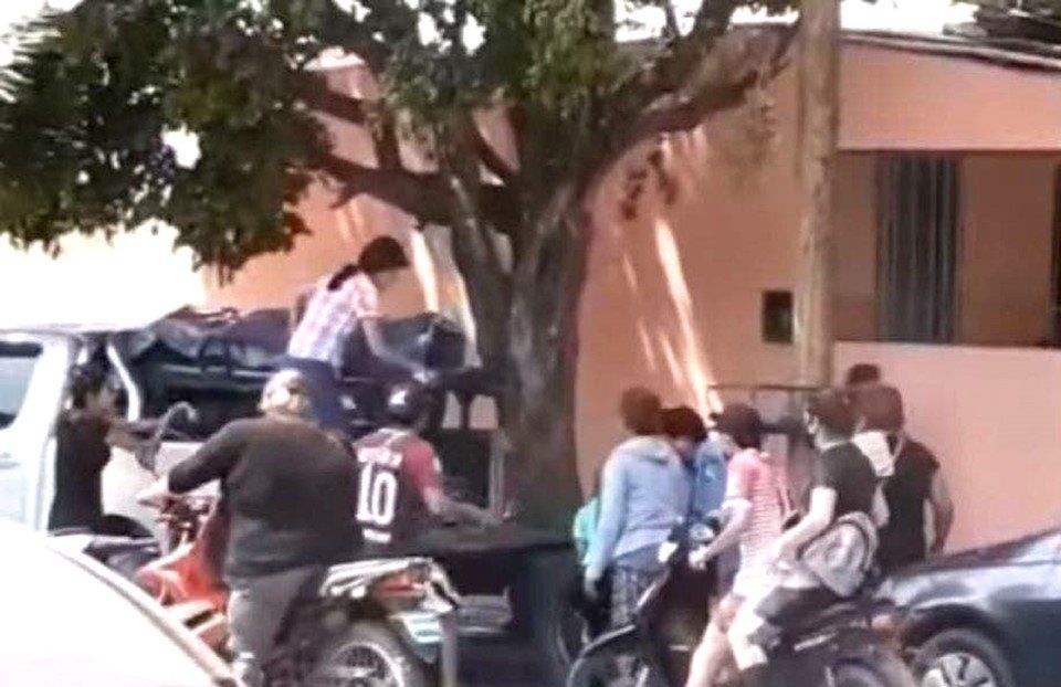 El cadáver es llevado por familiares en la caja de una camioneta.