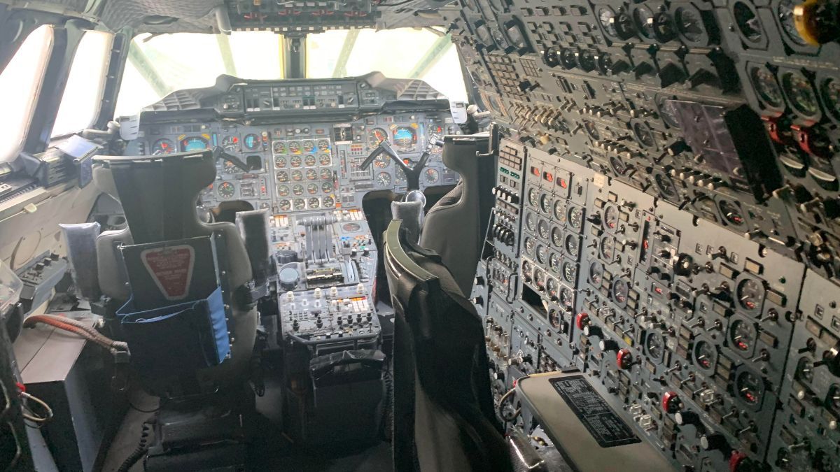 El cockpit del Concorde era sumamente complejo para su época, con características adicionales respecto a cualquier otra aeronave comercial y, debido al particular diseño aerodinámico, era mucho más angosto que la mayoría de los aviones, y con menos espacio. Este avión requería una tripulación mínima de tres personas, con un ingeniero de vuelo trabajando junto a los dos pilotos. El cockpit del Concorde era sumamente complejo para su época, con características adicionales respecto a cualquier otra aeronave comercial y, debido al particular diseño aerodinámico, era mucho más angosto que la mayoría de los aviones, y con menos espacio. Este avión requería una tripulación mínima de tres personas, con un ingeniero de vuelo trabajando junto a los dos pilotos.