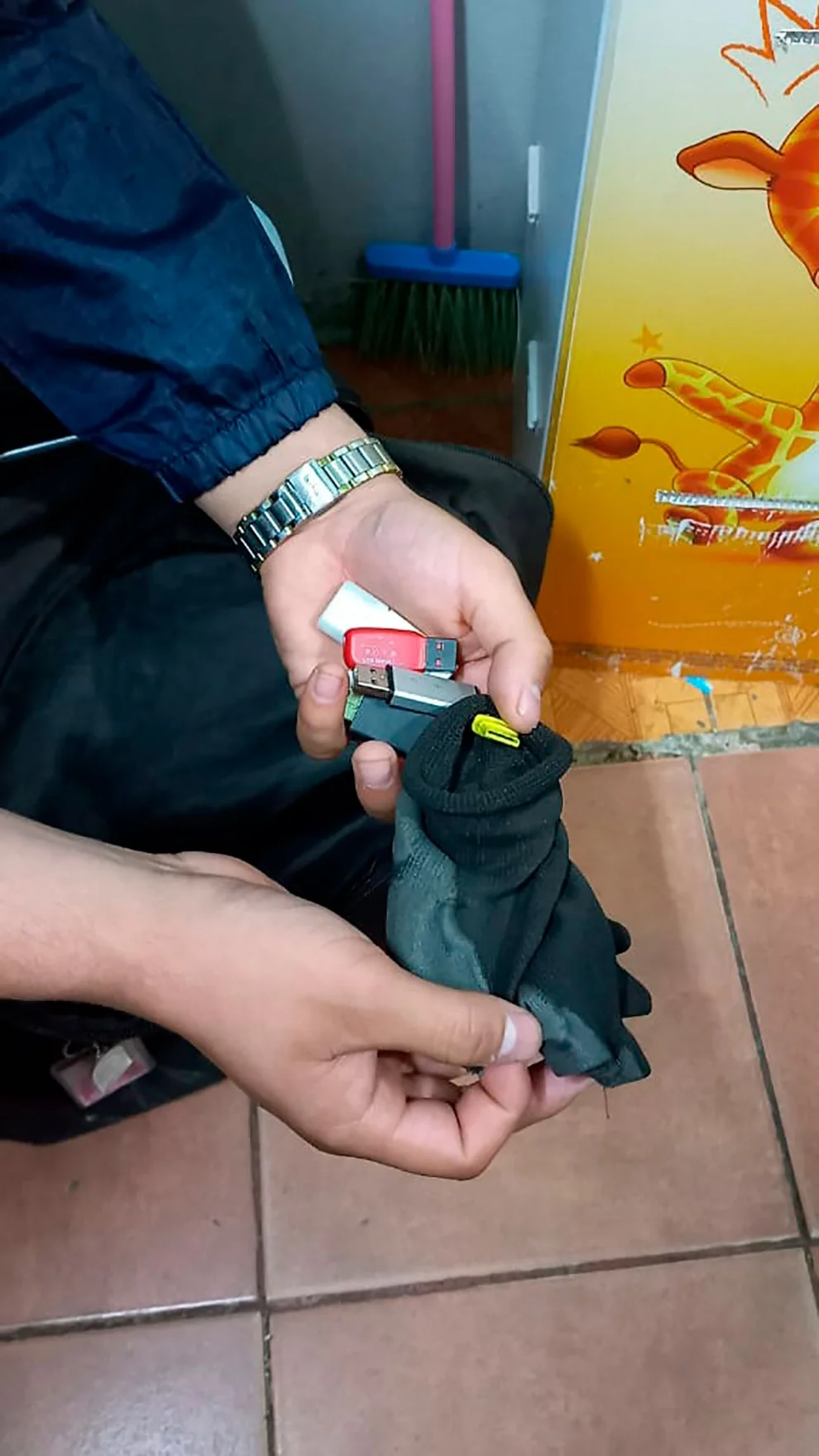 El guante donde el detenido escondía los pendrives