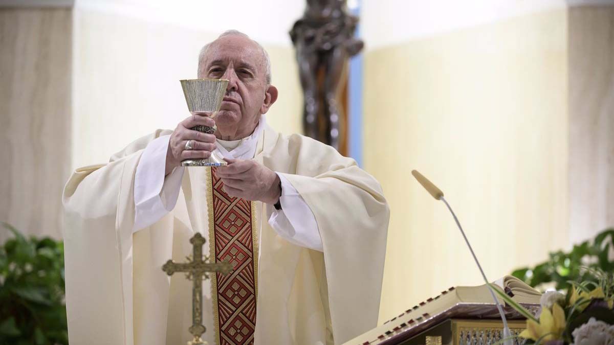 El Papa Francisco celebrando misa en Santa Marta.