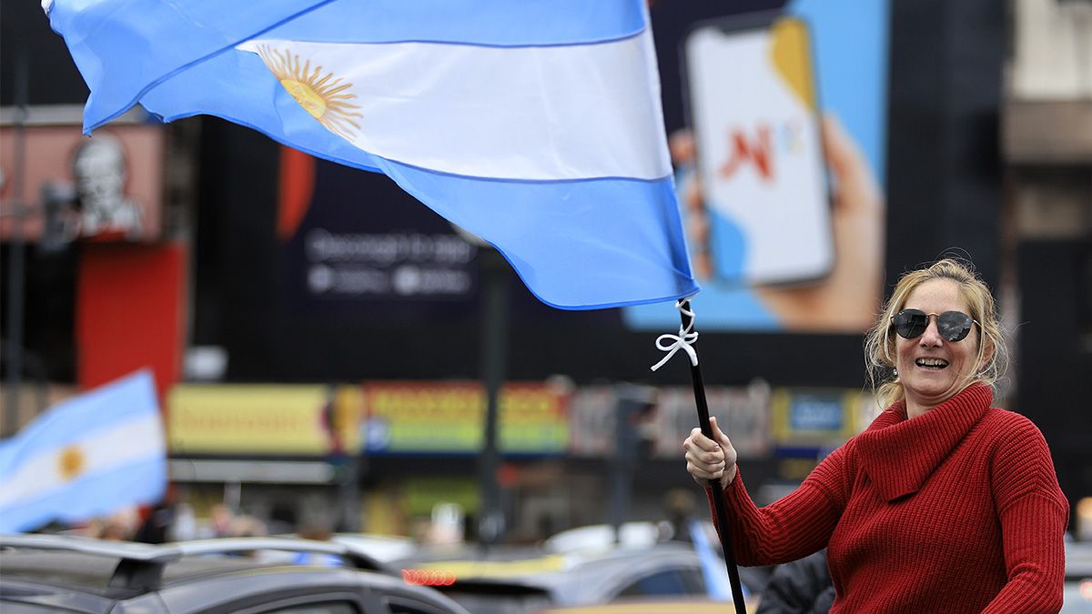 Cientos de porteños se manifestaron con banderas argentinas a pie y en vehículos en inmediaciones del obelisco. 