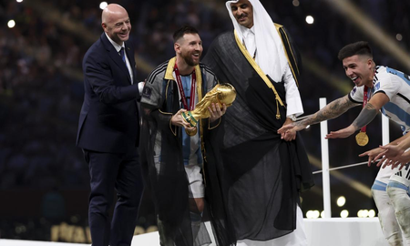 Mundial de Qatar 2022: que significado tiene la túnica que lució Lionel Messi al levantar la copa Mundial de Qatar 2022: que significado tiene la túnica que lució Lionel Messi al levantar la copa