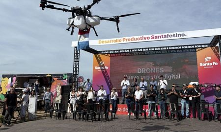 El Gobierno de Santa Fe dictó una resolución que tutela la incorporación y el uso de drones o aeronaves pilotadas remotamente (RPA) en la aplicación de productos fitosanitarios. El Gobierno de Santa Fe dictó una resolución que tutela la incorporación y el uso de drones o aeronaves pilotadas remotamente (RPA) en la aplicación de productos fitosanitarios.