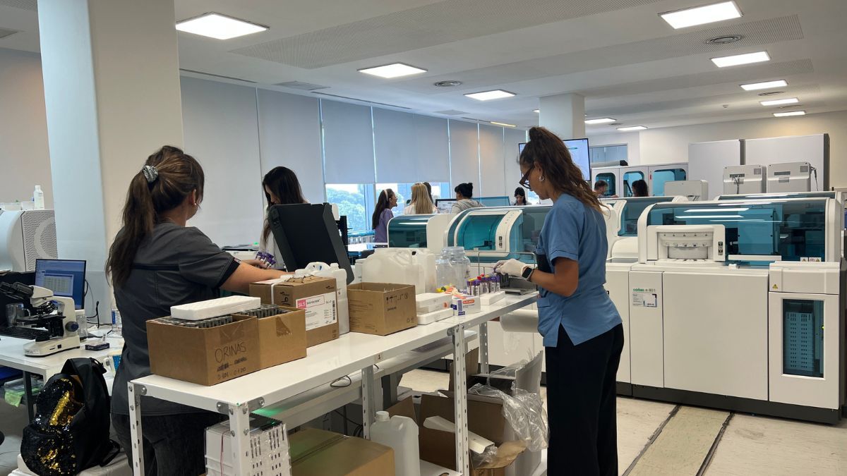 El equipo del laboratorio del Cemafe está integrado por 27 bioquímicos y 14 técnicos que sostienen el ritmo diario. 