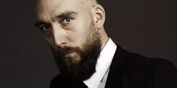 ASBJØRN KROGH NISSEN como JARL KÅRE.