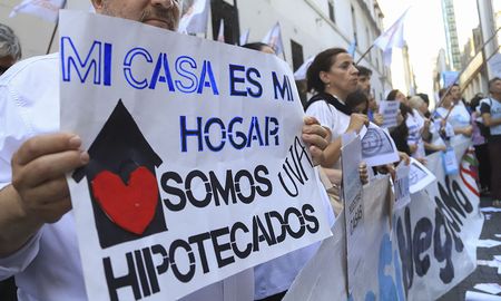Los créditos hipotecarios UVA tienen como usuarios a unas 105.000 familias en el país. Los créditos hipotecarios UVA tienen como usuarios a unas 105.000 familias en el país.
