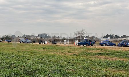 Investigadores y peritos de la Policía de Investigaciones (PDI) relevan la zona del hallazgo. Investigadores y peritos de la Policía de Investigaciones (PDI) relevan la zona del hallazgo.
