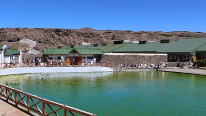 Escapada a un paraíso termal de Neuquén que cura dolores y es el preferido de los jubilados