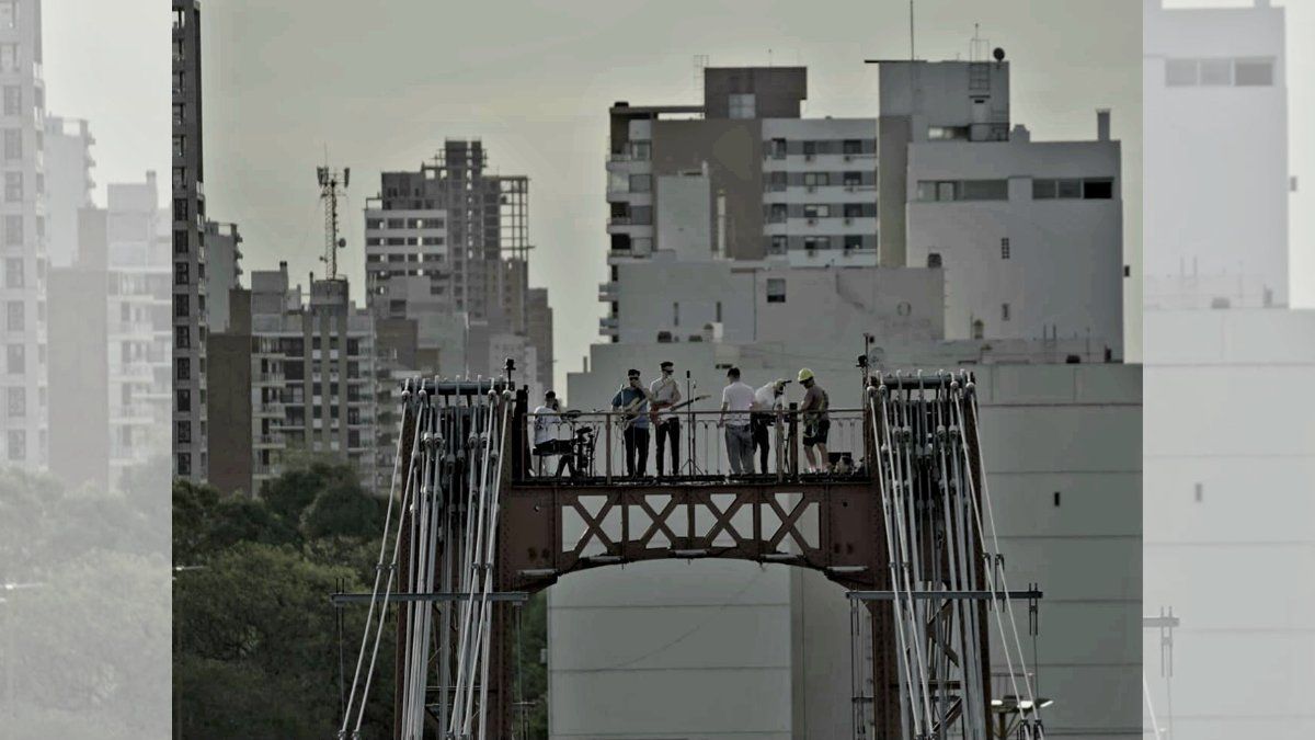 Chino Mansutti y Los Cronopios desde la torre oeste del Puente Colgante. Chino Mansutti y Los Cronopios desde la torre oeste del Puente Colgante.