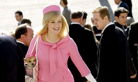 Reese Witherspoon alcanzó la fama interpretando a la ingenua Elle Woods. Reese Witherspoon alcanzó la fama interpretando a la ingenua Elle Woods.