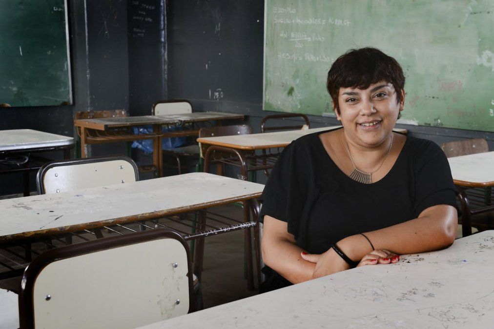 Una directora entregó casa por casa los diplomas de quinto año a los alumnos