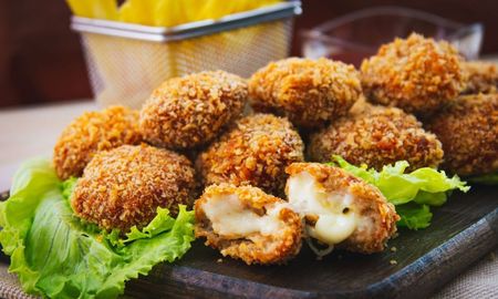 Una receta casera y saludable de nuggets de pollo, con un toque original. Una receta casera y saludable de nuggets de pollo, con un toque original.