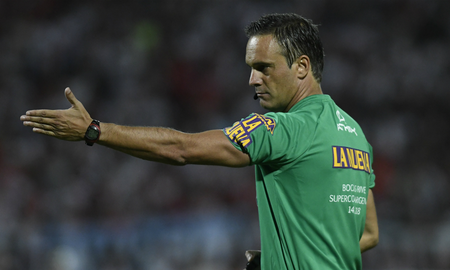 El árbitro de 46 años será el encargado de dirigir el Trofeo de Campeones ante Colón y en River ya lo miran de reojo por sus fallos controvertidos. El árbitro de 46 años será el encargado de dirigir el Trofeo de Campeones ante Colón y en River ya lo miran de reojo por sus fallos controvertidos.