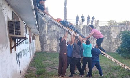 Jorge es el guardia que se tiró a una galería a cinco metros de distancia, salvó su vida y la de un preso, pero también evitó un conflicto mayor en la cárcel de Coronda (provincia de Santa Fe) el lunes pasado. Jorge es el guardia que se tiró a una galería a cinco metros de distancia, salvó su vida y la de un preso, pero también evitó un conflicto mayor en la cárcel de Coronda (provincia de Santa Fe) el lunes pasado.