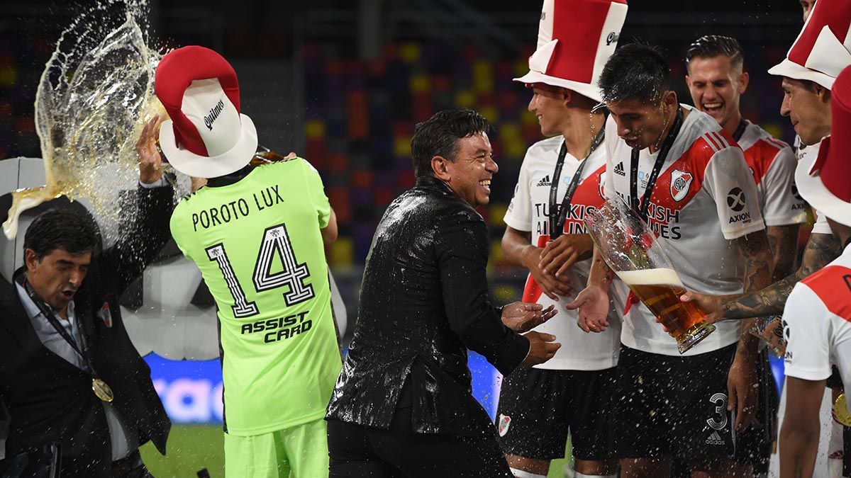 River goleó 5 a 0 a Racing en Santiago del Estero para gritar ¡campeón!.